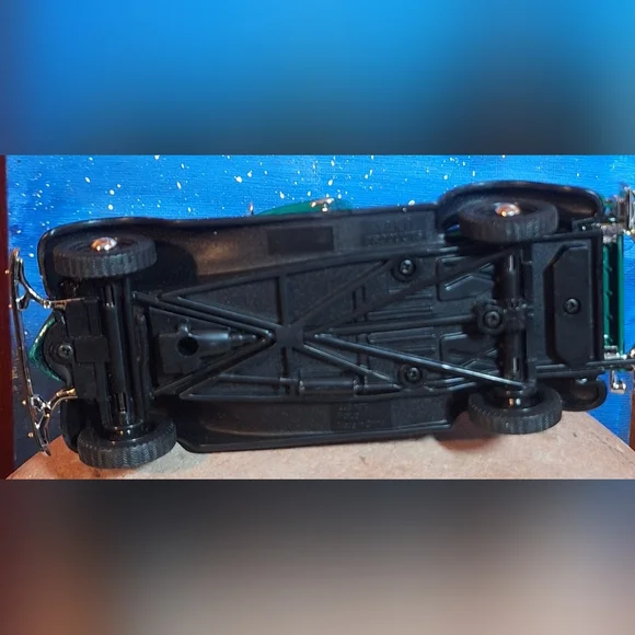 1935 Green Ford Pickup Die-cast Metal Replica - Picture 6 of 8